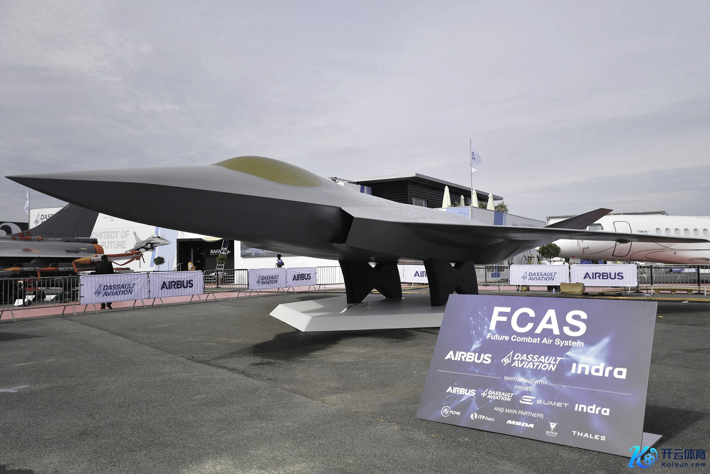 2023年6月，法国、德国、西班牙聚拢拓荒的“改日空中作战系统”（FCAS）模子在巴黎航展上展出。（视觉中国）